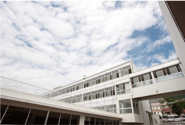 黒板を使って教える先生と生徒たち